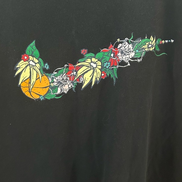 Nike Men’s XL Tropical Floral Print Center Swoosh T-Shirt - Picture 3 of 9